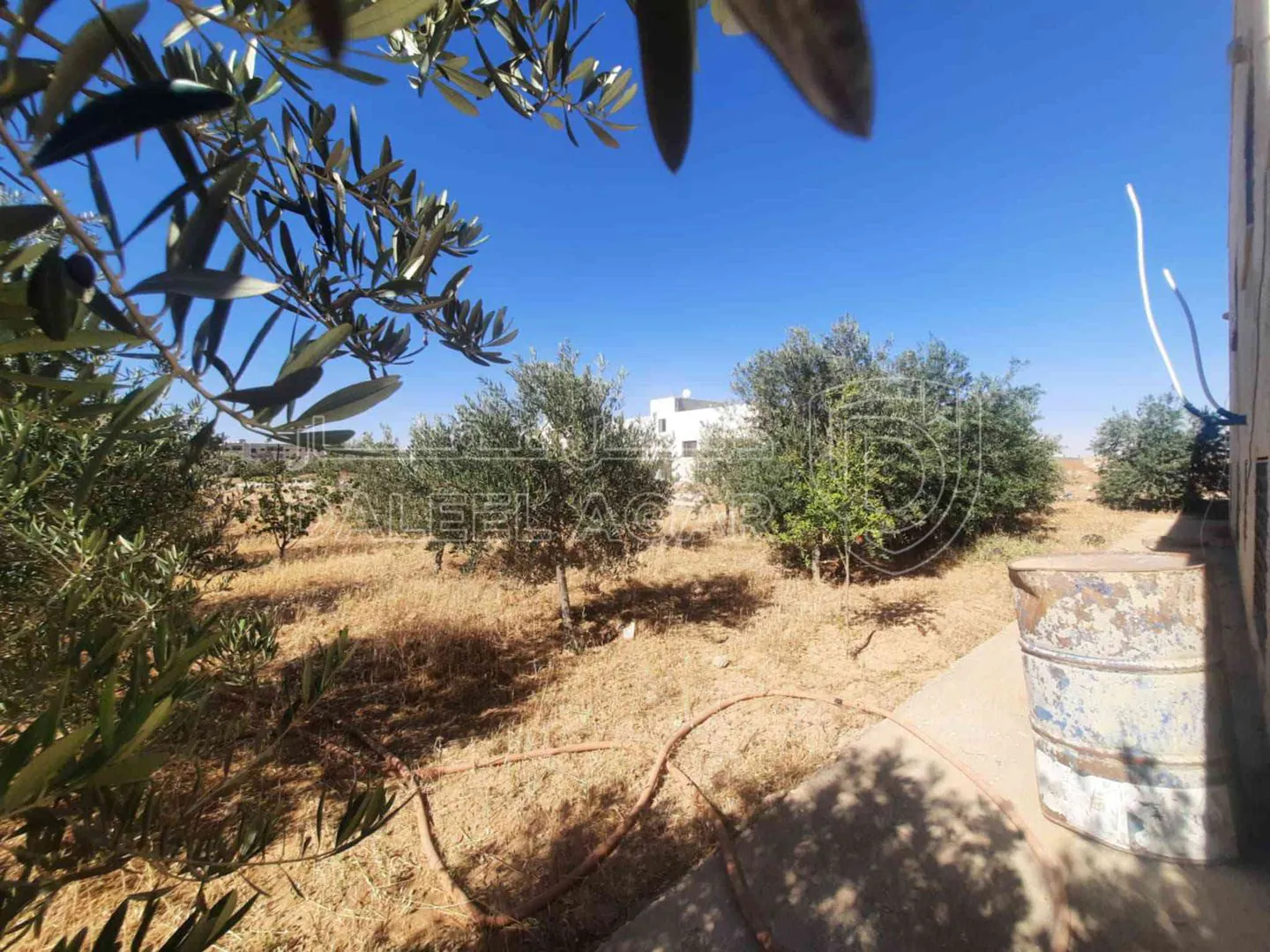 فيلا/منزل في مادبا الحي الشرقي بالقرب من شركة السجاد الألمانية - 100,000 دأ - صورة 1