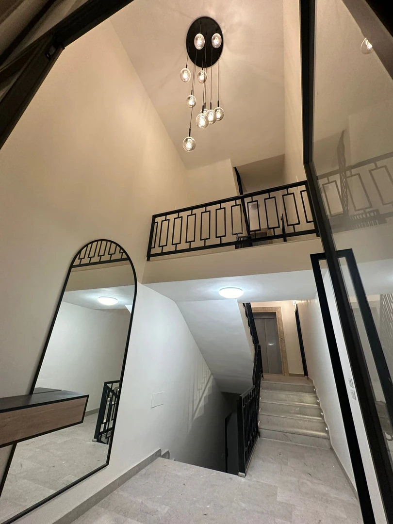شقة في قرب اشارات حي الصحابه - 118,000 دأ - صورة 1