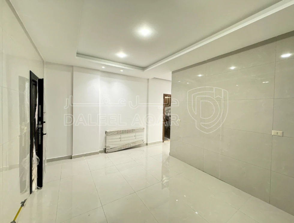 شقة في مقابل جامعة البتراء، قرب مديرية الأمن العام - 91,000 دأ - صورة 1