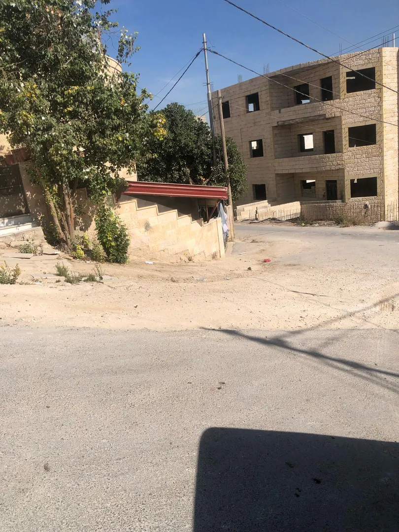 مبنى في عماره بحاجة للتشطيب بسعر جدا منخفض - 170,000 دأ - صورة 1