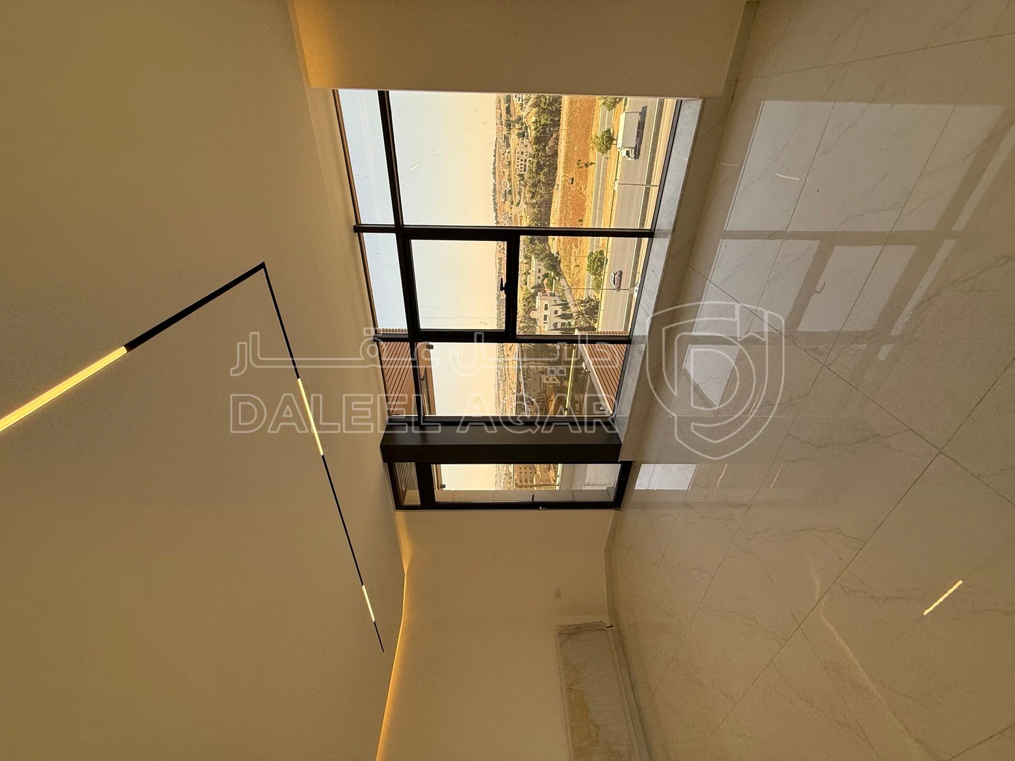 شقة في طريق المطار - شارع الخدمات  - 225,000 دأ - صورة 1