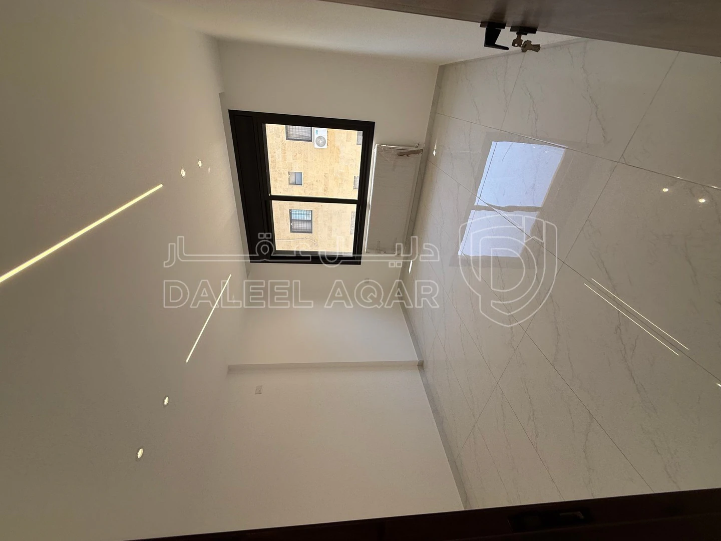 شقة في طريق المطار - شارع الخدمات  - 225,000 دأ - صورة 1