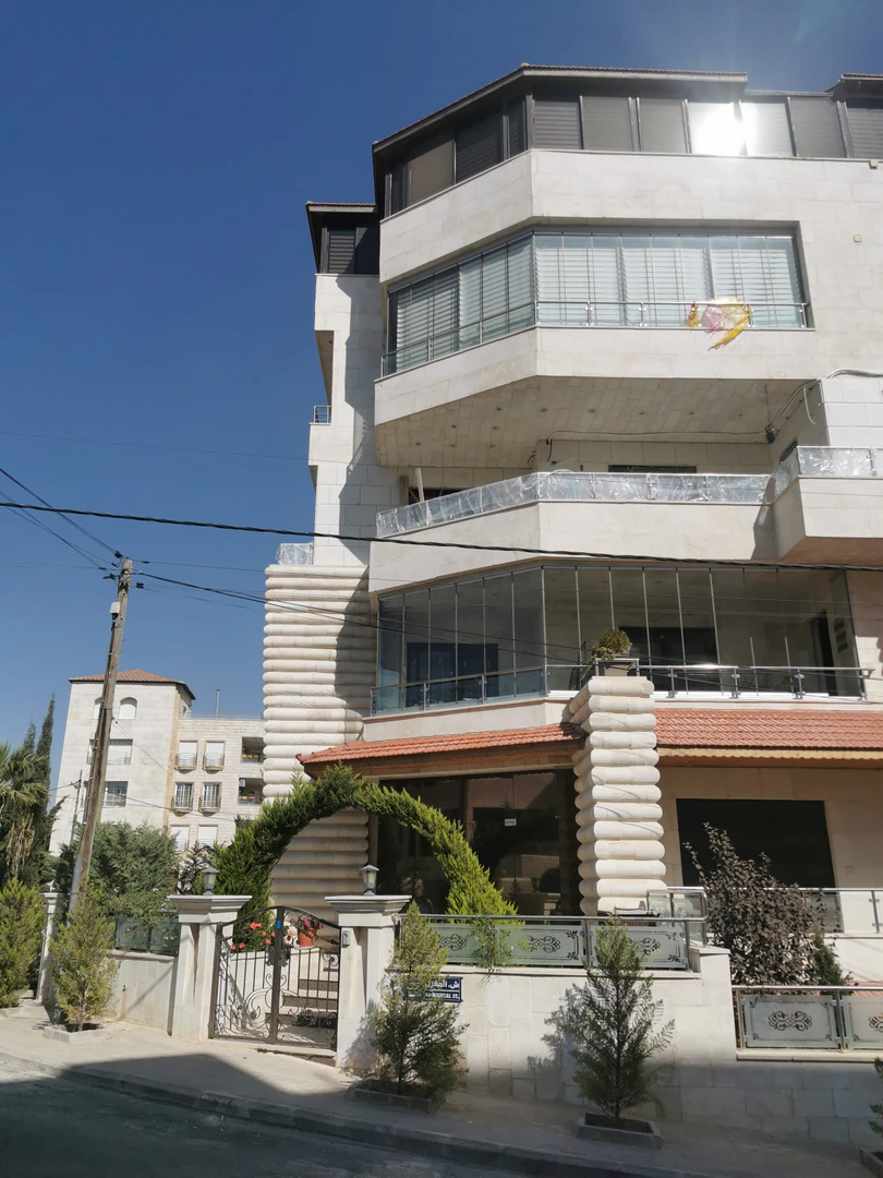 شقة في عمان- ام السماق- شارع العامرة - 325,000 دأ - صورة 1