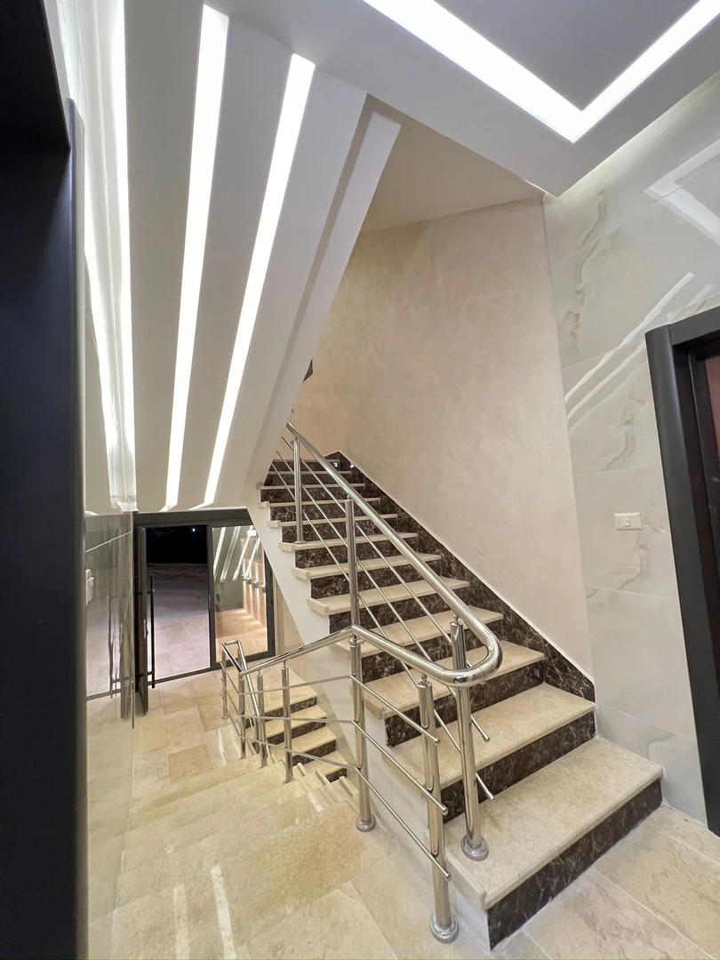 شقة في ابو علندا - إسكان الكهربا - قرب مسجد العتيبي - 85,000 دأ - صورة 1
