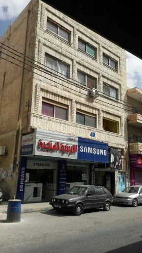 مبنى في الزرقاء حي السعاده تقاطع شارع باب الواد - 220,000 دأ - صورة 1