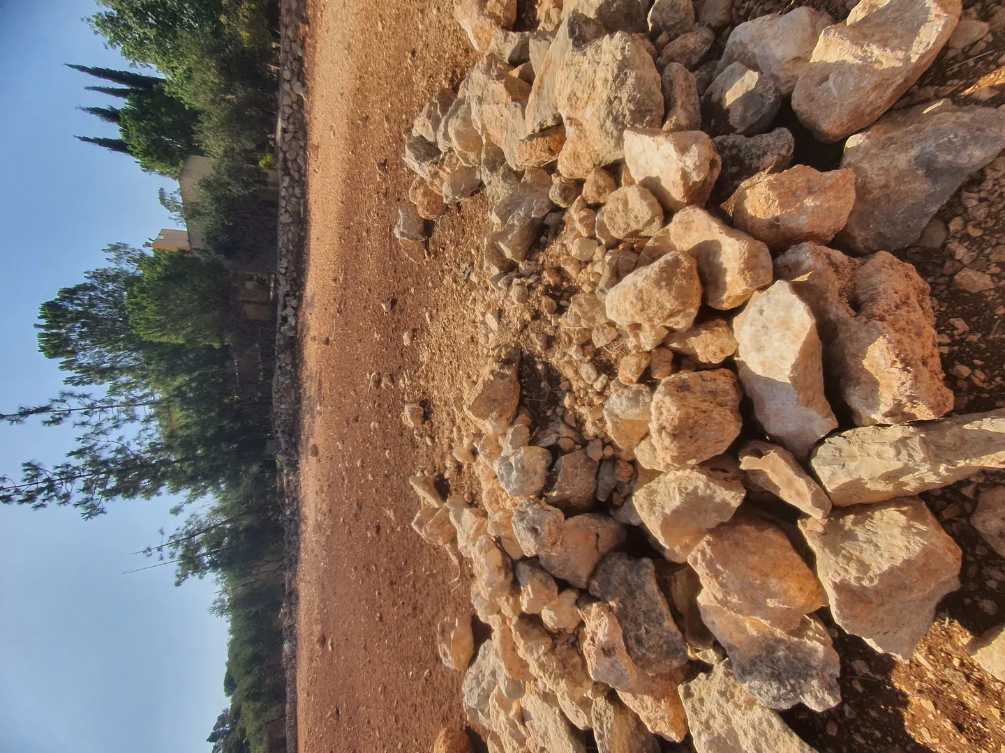 أرض في أرض مميزة 3 شوارع بموقع استراتيجي - 360,000 دأ - صورة 1