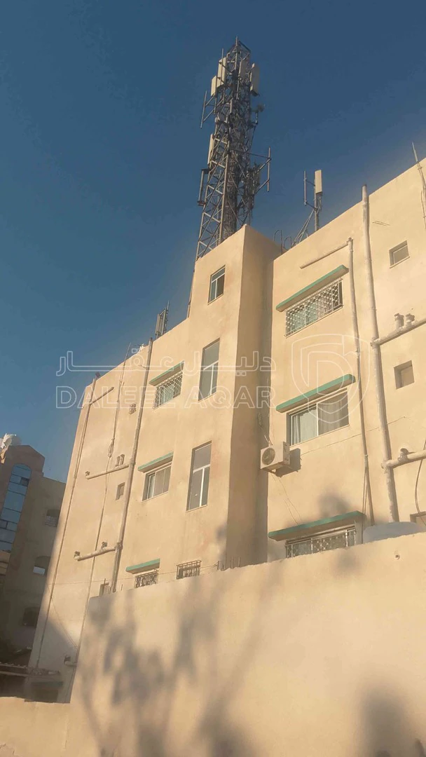 مبنى في الزرقاء الجديده شارع الفلاتر عبارة عن أسهم 14سهم للبيع الدخل السنوي الفين و800دينار  - 40,000 دأ - صورة 1