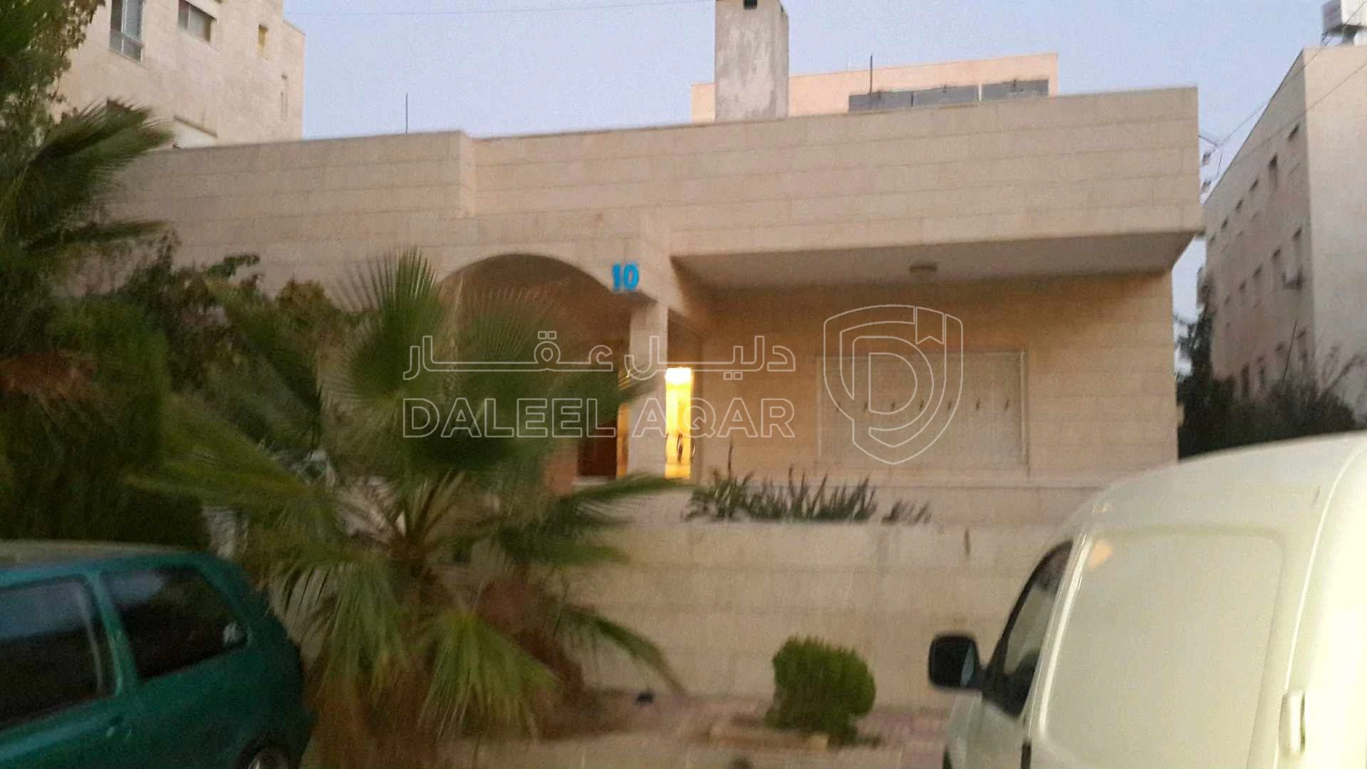 مبنى في تلاع العلي  فوق صالة البنفسج جانب خزان الماء - 300,000 دأ - صورة 1