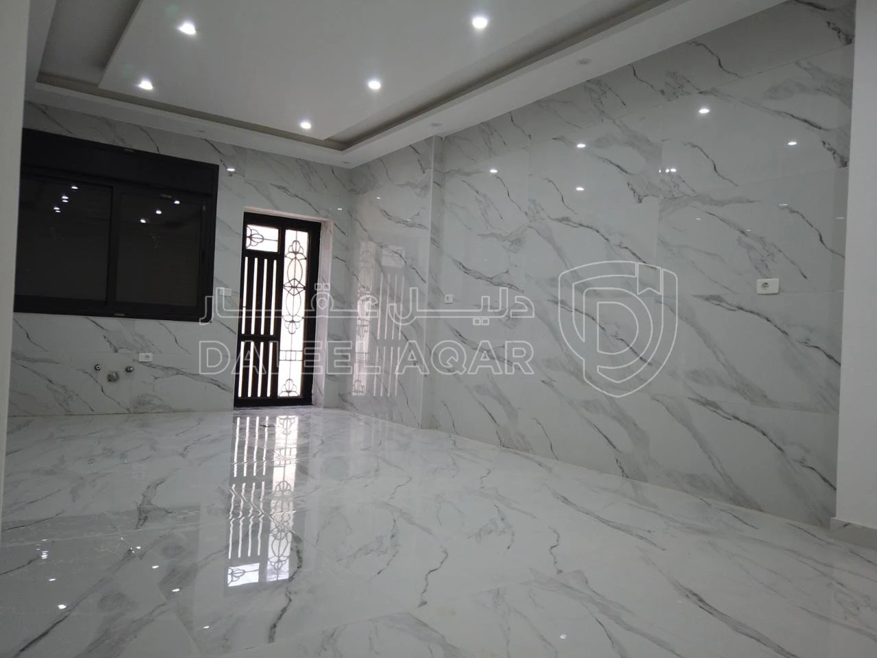 شقة في ‏ALHAKAM HOUSING كاش او أقساط من المالكمشروع مادبا حي الرشاد ((بالقرب من مسجد عيسى أبن مريم))( شقق طابقيه مساحة (174)📌لدينا فريق كامل مجهز في اي وقت للجولات الميدانية وتزويدكم في ادق التفاصيل للمشروع (المشروع جاهزة للتسليم) 🏘️🏘️🏙️ شركتنا مختصة باختيار المواقع الاستراتيجية وفي أرقى المناطق) ________🏘️ مواصفات الشقق بمواصفات ڤلل💯تشطيبات سوبر ديلوكس❇️ مساحة الشقه الاولى 174+220 مساحات خارجيه ❇️ مساحة الشقق (174)م وتتكون من : ✔️ 2 غرف نوم اطفال  ✔️ غرفة ماستر ✔️ 3حمامات ✔️ صالون مع بلكونه✔️ مطبخ مع بلكونه✔️ غرفة ضيوف مع بلكونه 📌مواصفـات الشقة :-🔹المنيوم مقطع خاص Spacer 16m زجاج Double Glaze عازل للحرارة والصوت .🔹اباجورات المنيوم كهرباء معزولة Foam .🔹 بورسلان إسباني نخب أول .🔹 أطقم حمامات معلقة Vetra .🔹 مغاسل كاونتر مع خزائن Laminate .🔹 بطاريات Roca إسباني .🔹 نظام Shower Jet مع قاطع سيكوريت واكسسوارات Stainless steel .🔹 أسقف جبسبمورد مع ديكورات مودرن مميزة لكامل الشقة .🔹انارة Spot light Linear light لكامل الشقة .🔹أبواب قشرة جوز دهان ايطالي .🔹باب رئيسي أمان متعدد الاقفال .🔹دهانات ديكورية للمداخل ودهانات Dulux لداخل الشقة .🔹انتركم  .🔹تمديدات انترنت لكل الغرف .🔹تأسيس كامل للمكيفات لكل الغرف ويشمل النحاس والكهرباء والتصريف .🔹نظام ستلايت مركزي📌مواصفات المشروع :-🔸واجهات وبروزات معمارية مميزة حجر رويشد نخب اول قياس 50 سم .🔸ديكورات للمداخل والادراج وواجهات المصاعد .🔸رخام ايطالي للمداخل والادراج والترسات .🔸مصعد ايطالي Stainless Steel .🔸عزل كامل مائي وحراري لجدران المبنى داخلي وخارجي .🔸موقف سيارة مستقل لكل شقة .🔸خزان ماء اضافي لكل شقة .🔸تشطيبات Super Deluxe .🔸اشراف هندسي كامل على كافة مراحل العمل من التأسيس وحتى التشطيب النهائي .✅ خدمة ضمان ما بعد البيع :-جميع الشقق منفذة باعلى المواصفات الفنية ومكفولة لمدة سنةكاملة 💯.للأستفسار :0777979428 - 75,000 دأ - صورة 1