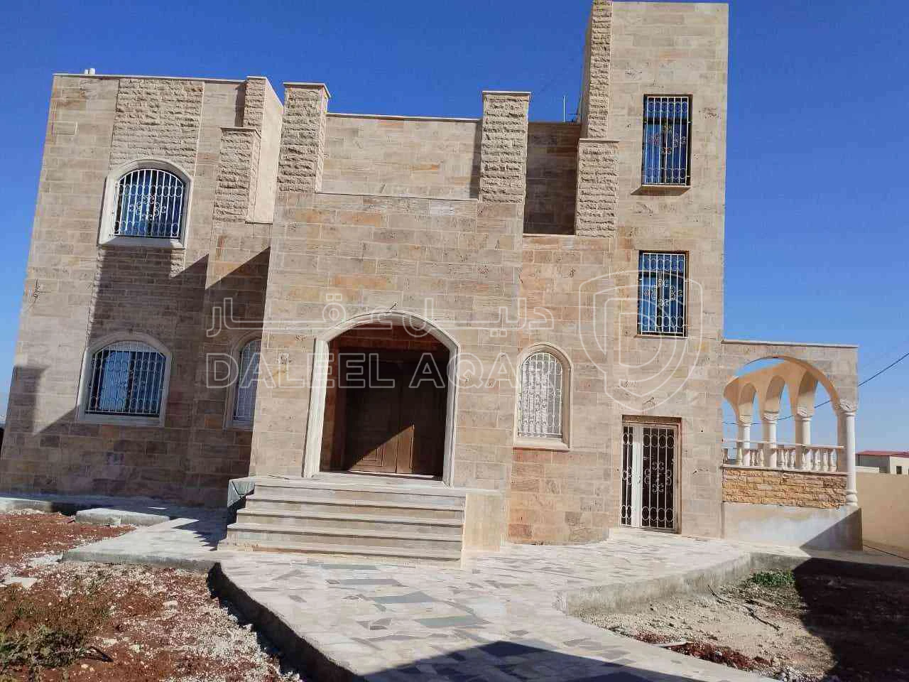 فيلا/منزل في عمان القسطل قبل جسر المطار قريبه من فلل الاندلسيه - 320,000 دأ - صورة 1