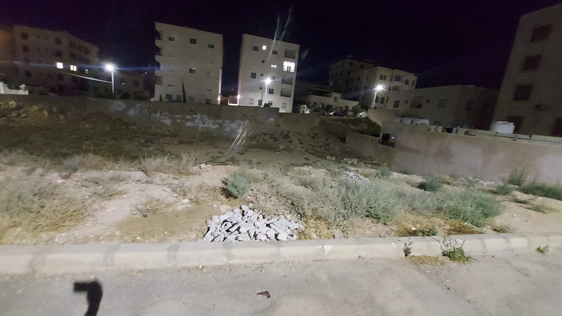 أرض في أرض مميزه للبيع في الزرقاء مدينة الشرق - العبدلية - 50,000 دأ - صورة 1