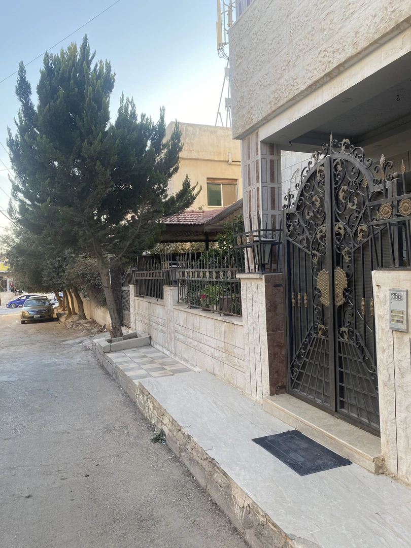 مبنى في الكرك الثنيه منطقه الصبيحات بجانب مستشفى الأمير علي العسكري - 270,000 دأ - صورة 1
