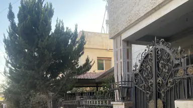 مبنى في الكرك الثنيه منطقه الصبيحات بجانب مستشفى الأمير علي العسكري - 270,000 دأ - صورة NaN