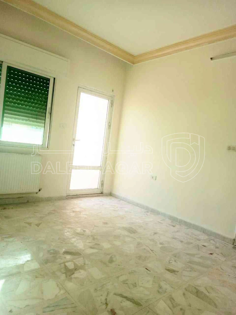 شقة في الجبيهة قرب شارع الجامعة الأردنية  - 49,000 دأ - صورة 1