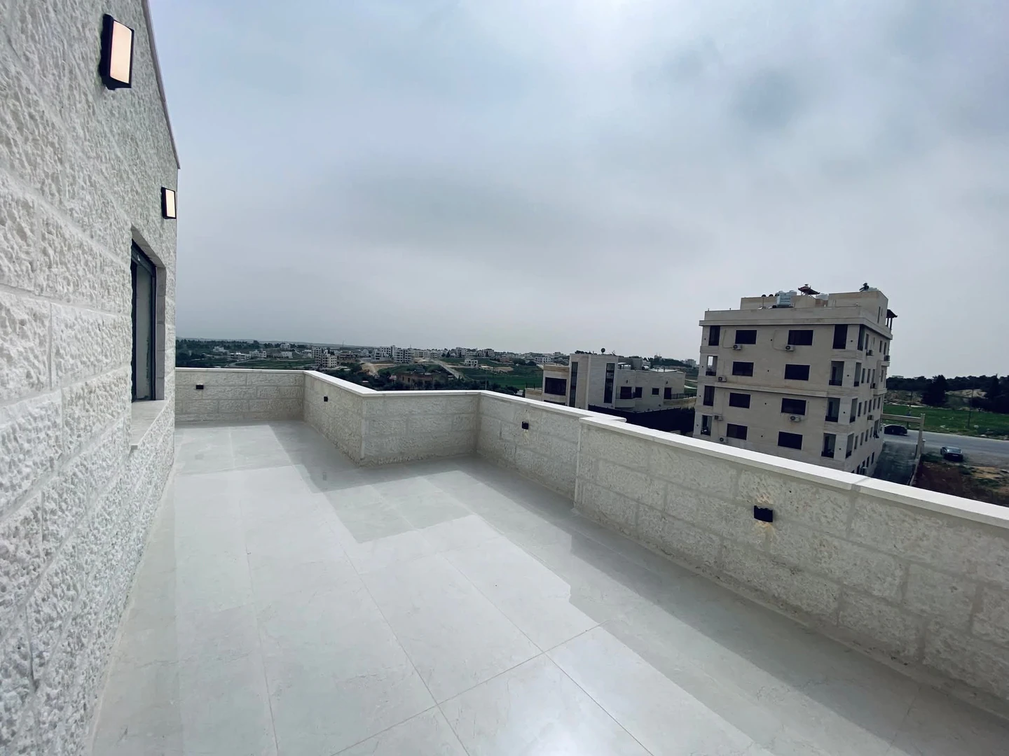 شقة في مرج الحمام - بالقرب من دوار البكري  - 115,000 دأ - صورة 1