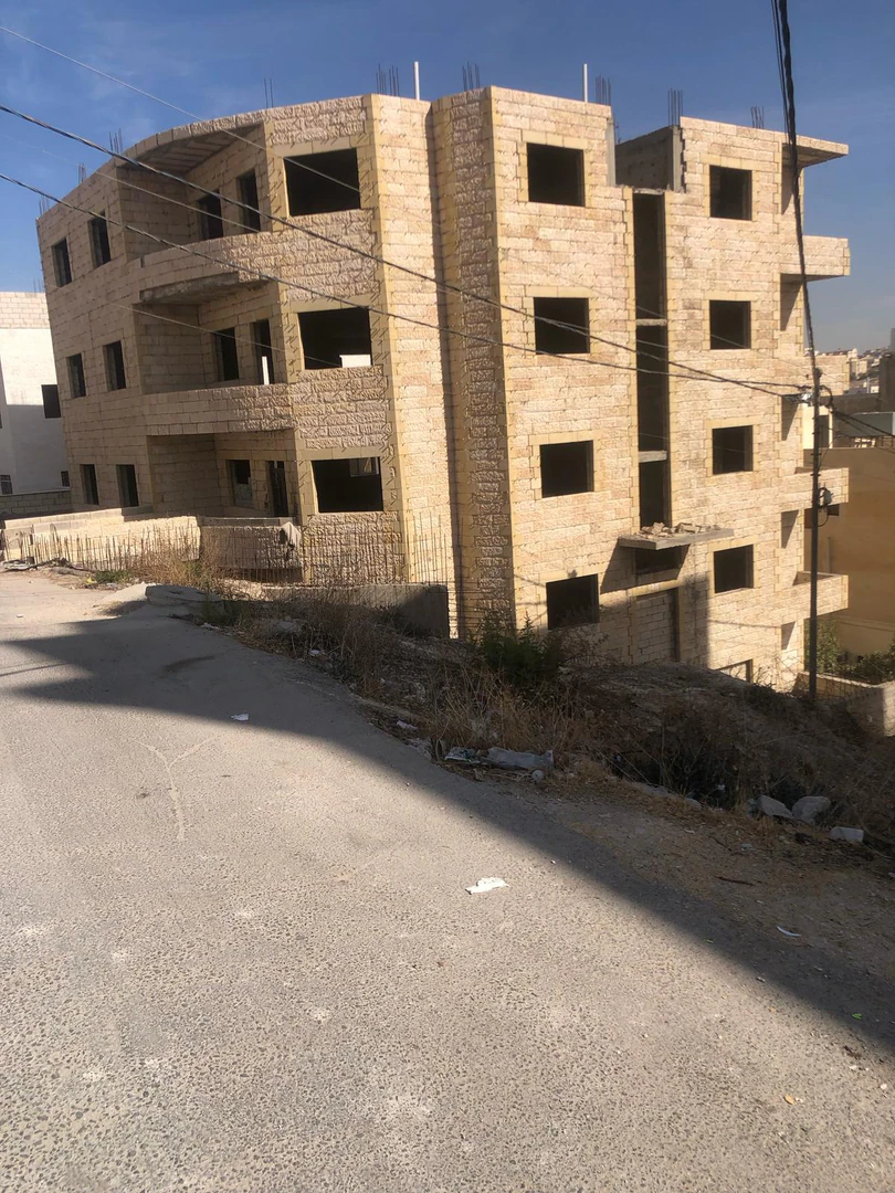 مبنى في عماره بحاجة للتشطيب بسعر جدا منخفض - 170,000 دأ - صورة 1