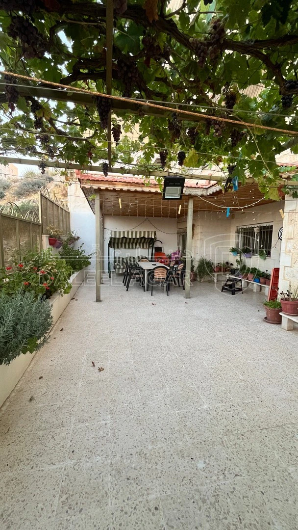 شقة في 🏡 للبيع – شقة بإطلالة ساحرة على وادي الشجرة ومنطقة الدبابنة / السلط – إسكان المهندسين - 65,000 دأ - صورة 1