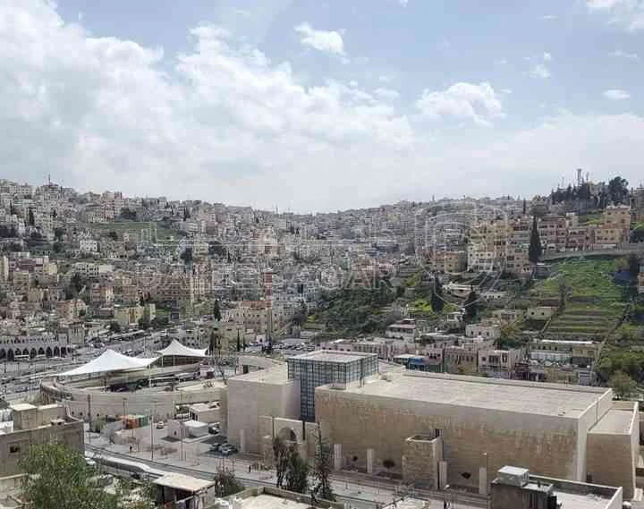 أرض في جبل عمان شارع خرفان مطلي على امانه عمان واسط البلد يوجد بها منسوب تحت الشارع واجهه الارض على الشارع 42 م تنظيم تجاري سكني ضمن سكن د - 150,000 دأ - صورة 1
