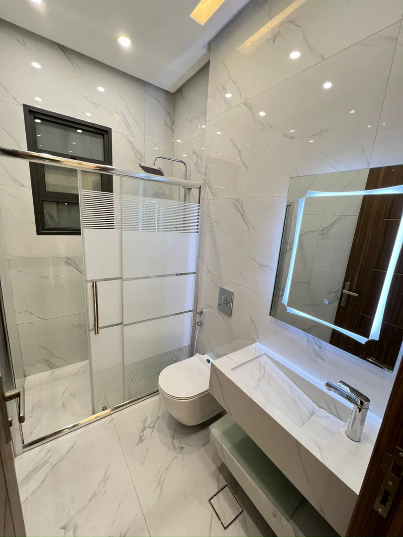 شقة في ابو علندا - إسكان الكهربا - قرب مسجد العتيبي - 85,000 دأ - صورة 1