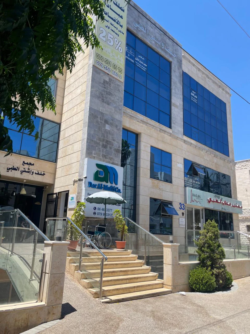 مكتب/تجاري في شارع الخالدي الطبي بجانب مستشفى الخالدي  - 56,000 دأ - صورة 1
