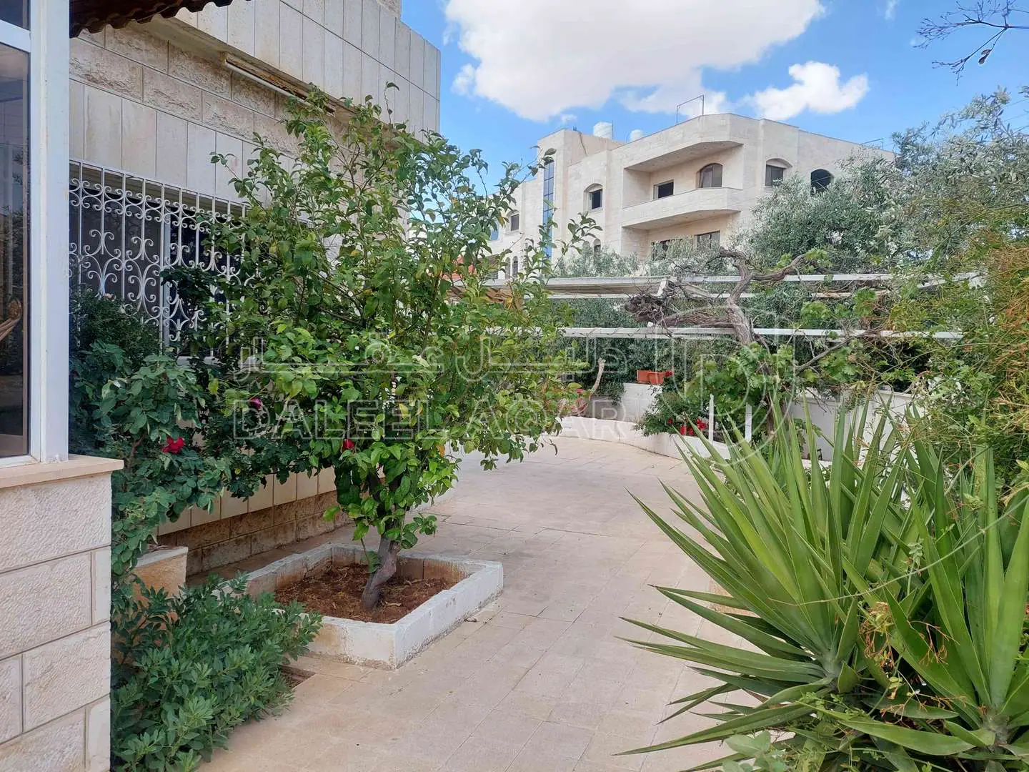 فيلا/منزل في عمان الجبيهه مقابل وزاره التعليم العالى شارع ابى سعيد الخادمى منزل رقم ١ - 340,000 دأ - صورة 1