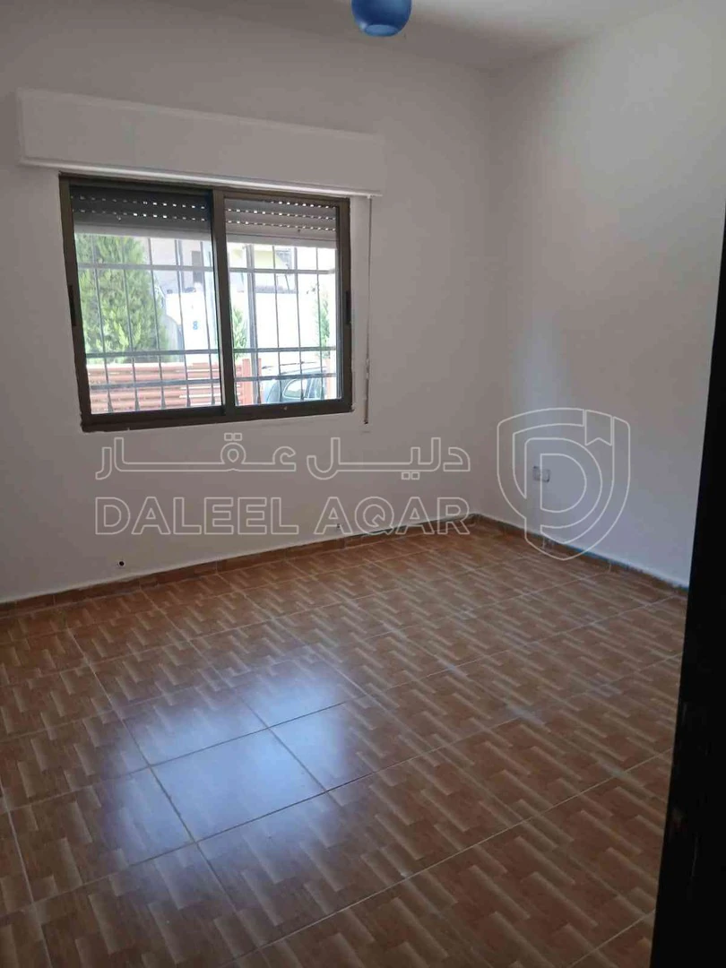 شقة في الجبيهة حي ام زويتينة طايق ارضي مع ساحة خارجية . مدخل مستقل( باب عالمطبخ و باب ع غرفة الضيوف و باب من مدخل العمارة )٣ غرف نوم واحدة ماستر غرفة ضيوف صالون مطبخ مفتوح على صالة ٦ متر خزانات(٤ تحت ٢ فوق ) - 70,000 دأ - صورة 1