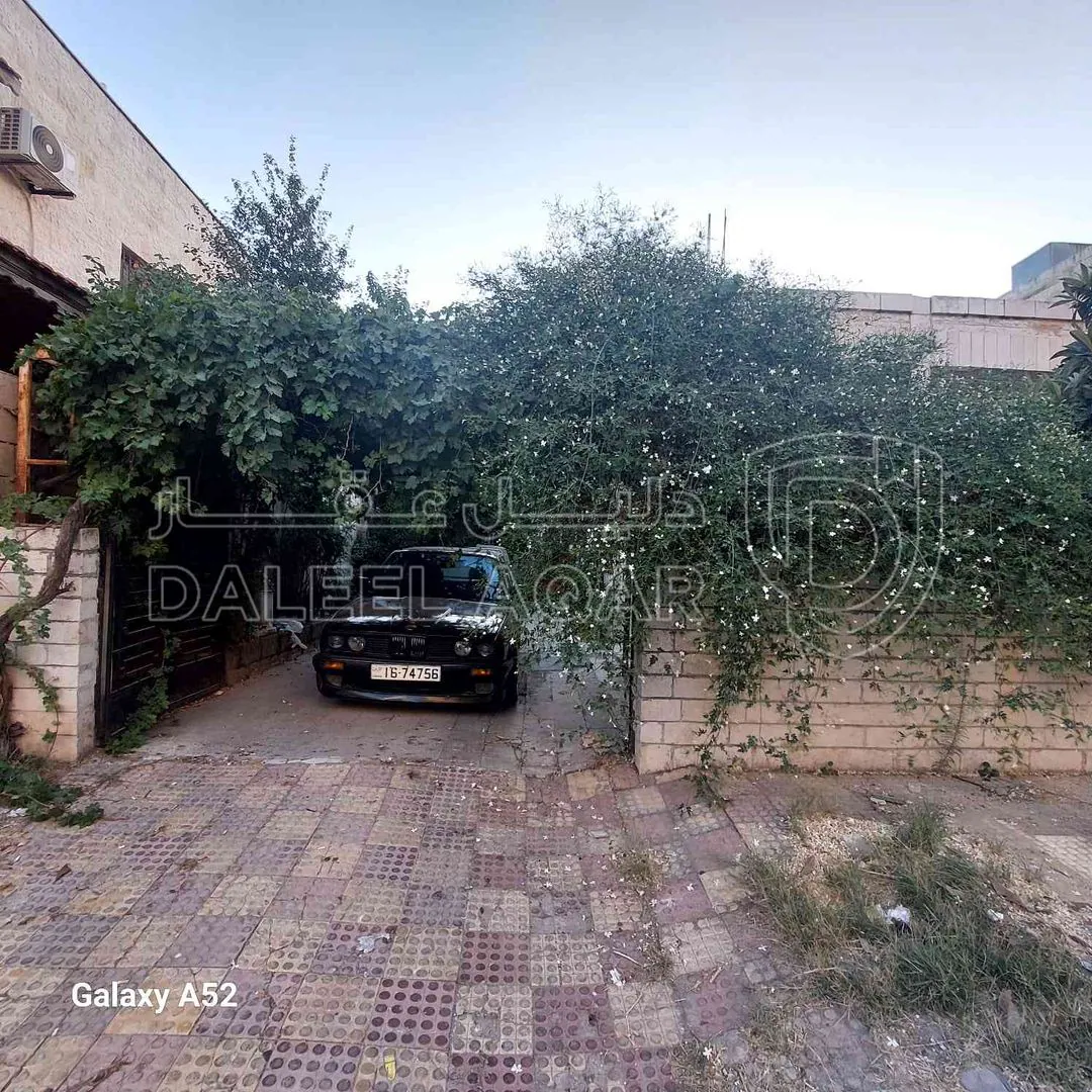 فيلا/منزل في عمان/البيادر/الجندويل/شارع الجيل/ بالقرب من مدرسة الفاروق  - 650,000 دأ - صورة 1