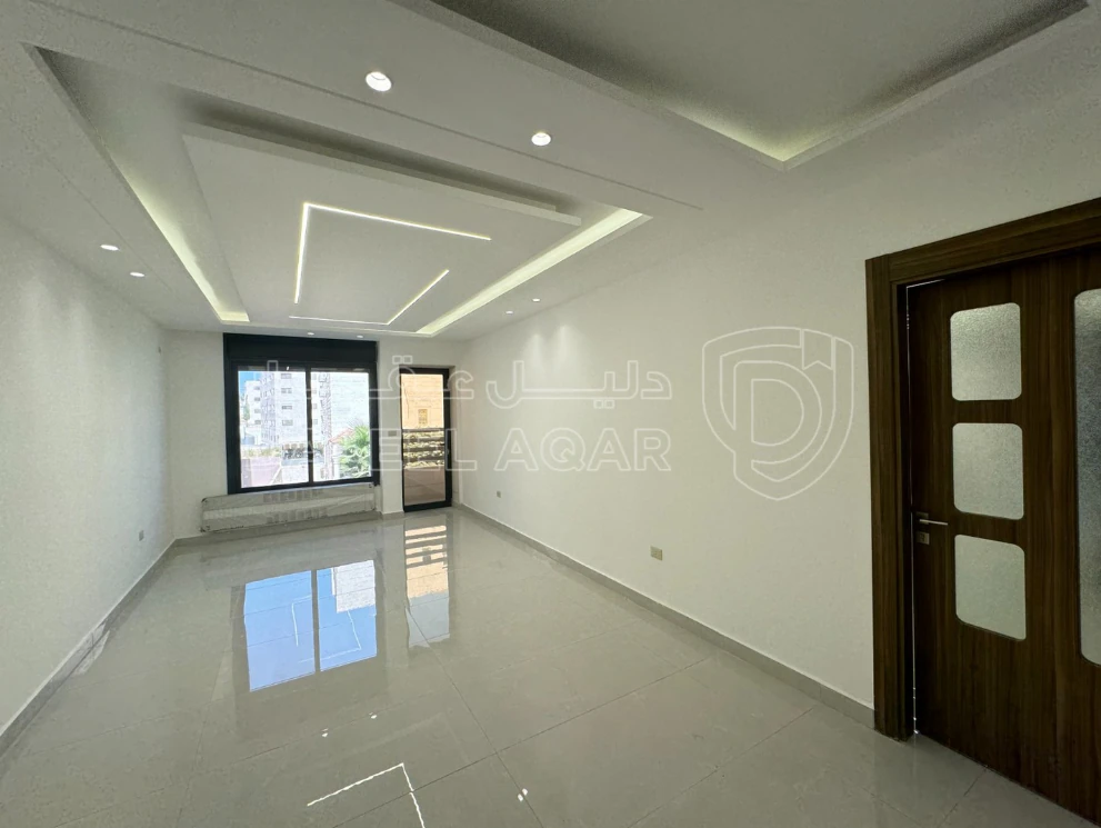 شقة في مقابل جامعة البتراء، قرب مديرية الأمن العام - 91,000 دأ - صورة 1