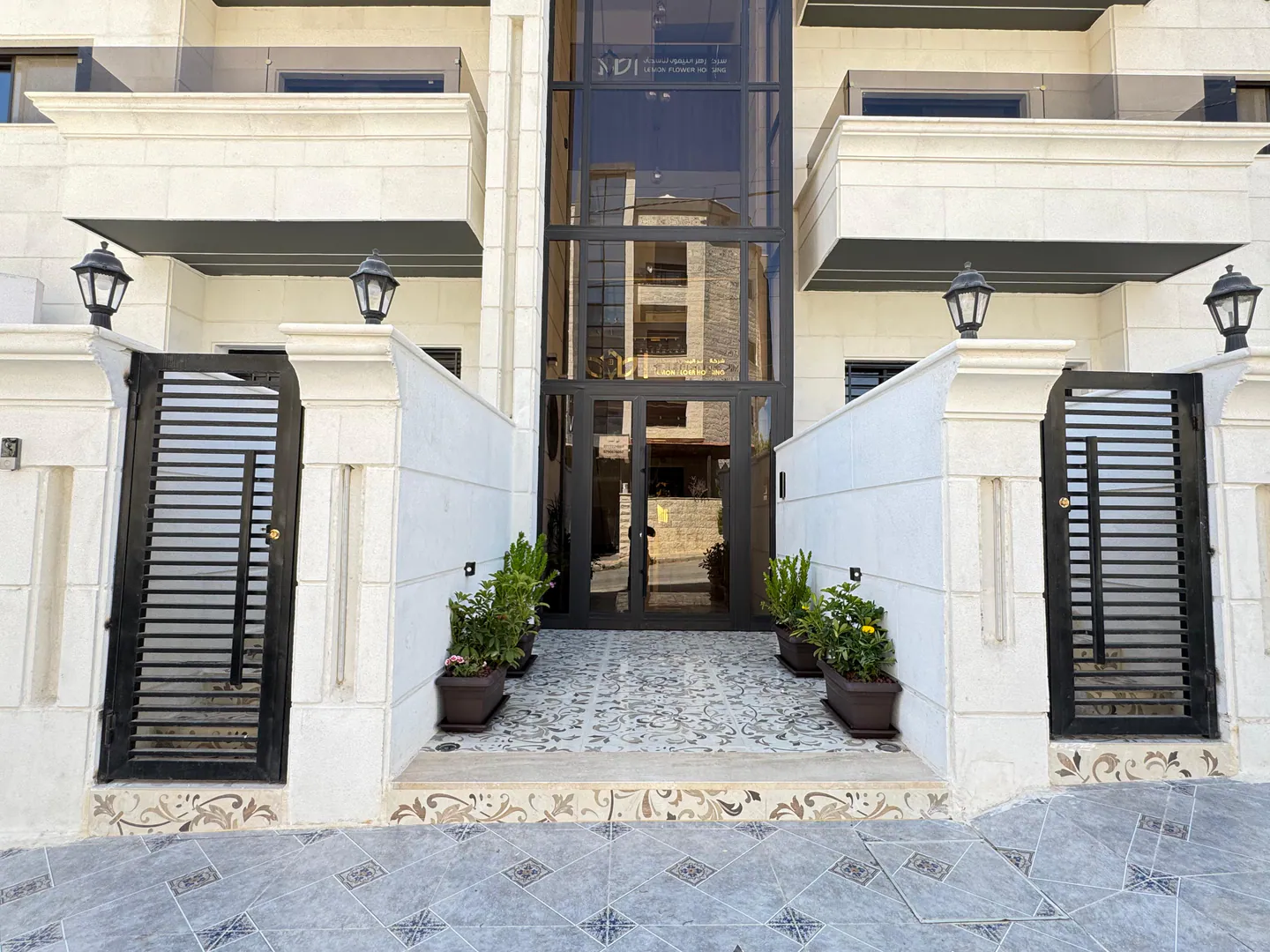 شقة في موقع مميز في منطقة قريبة من الأسواق وشارع المطار - 112,000 دأ - صورة 1