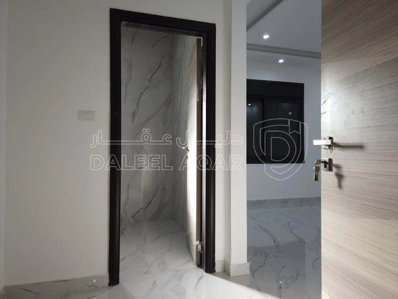 شقة في ‏ALHAKAM HOUSING كاش او أقساط من المالكمشروع مادبا حي الرشاد ((بالقرب من مسجد عيسى أبن مريم))( شقق طابقيه مساحة (174)📌لدينا فريق كامل مجهز في اي وقت للجولات الميدانية وتزويدكم في ادق التفاصيل للمشروع (المشروع جاهزة للتسليم) 🏘️🏘️🏙️ شركتنا مختصة باختيار المواقع الاستراتيجية وفي أرقى المناطق) ________🏘️ مواصفات الشقق بمواصفات ڤلل💯تشطيبات سوبر ديلوكس❇️ مساحة الشقه الاولى 174+220 مساحات خارجيه ❇️ مساحة الشقق (174)م وتتكون من : ✔️ 2 غرف نوم اطفال  ✔️ غرفة ماستر ✔️ 3حمامات ✔️ صالون مع بلكونه✔️ مطبخ مع بلكونه✔️ غرفة ضيوف مع بلكونه 📌مواصفـات الشقة :-🔹المنيوم مقطع خاص Spacer 16m زجاج Double Glaze عازل للحرارة والصوت .🔹اباجورات المنيوم كهرباء معزولة Foam .🔹 بورسلان إسباني نخب أول .🔹 أطقم حمامات معلقة Vetra .🔹 مغاسل كاونتر مع خزائن Laminate .🔹 بطاريات Roca إسباني .🔹 نظام Shower Jet مع قاطع سيكوريت واكسسوارات Stainless steel .🔹 أسقف جبسبمورد مع ديكورات مودرن مميزة لكامل الشقة .🔹انارة Spot light Linear light لكامل الشقة .🔹أبواب قشرة جوز دهان ايطالي .🔹باب رئيسي أمان متعدد الاقفال .🔹دهانات ديكورية للمداخل ودهانات Dulux لداخل الشقة .🔹انتركم  .🔹تمديدات انترنت لكل الغرف .🔹تأسيس كامل للمكيفات لكل الغرف ويشمل النحاس والكهرباء والتصريف .🔹نظام ستلايت مركزي📌مواصفات المشروع :-🔸واجهات وبروزات معمارية مميزة حجر رويشد نخب اول قياس 50 سم .🔸ديكورات للمداخل والادراج وواجهات المصاعد .🔸رخام ايطالي للمداخل والادراج والترسات .🔸مصعد ايطالي Stainless Steel .🔸عزل كامل مائي وحراري لجدران المبنى داخلي وخارجي .🔸موقف سيارة مستقل لكل شقة .🔸خزان ماء اضافي لكل شقة .🔸تشطيبات Super Deluxe .🔸اشراف هندسي كامل على كافة مراحل العمل من التأسيس وحتى التشطيب النهائي .✅ خدمة ضمان ما بعد البيع :-جميع الشقق منفذة باعلى المواصفات الفنية ومكفولة لمدة سنةكاملة 💯.للأستفسار :0777979428 - 75,000 دأ - صورة 1
