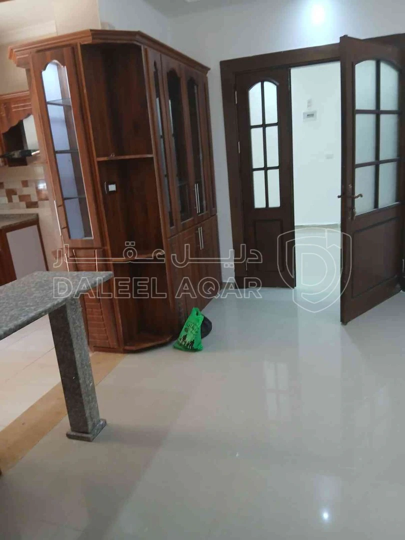 شقة في الجبيهة حي ام زويتينة طايق ارضي مع ساحة خارجية . مدخل مستقل( باب عالمطبخ و باب ع غرفة الضيوف و باب من مدخل العمارة )٣ غرف نوم واحدة ماستر غرفة ضيوف صالون مطبخ مفتوح على صالة ٦ متر خزانات(٤ تحت ٢ فوق ) - 70,000 دأ - صورة 1