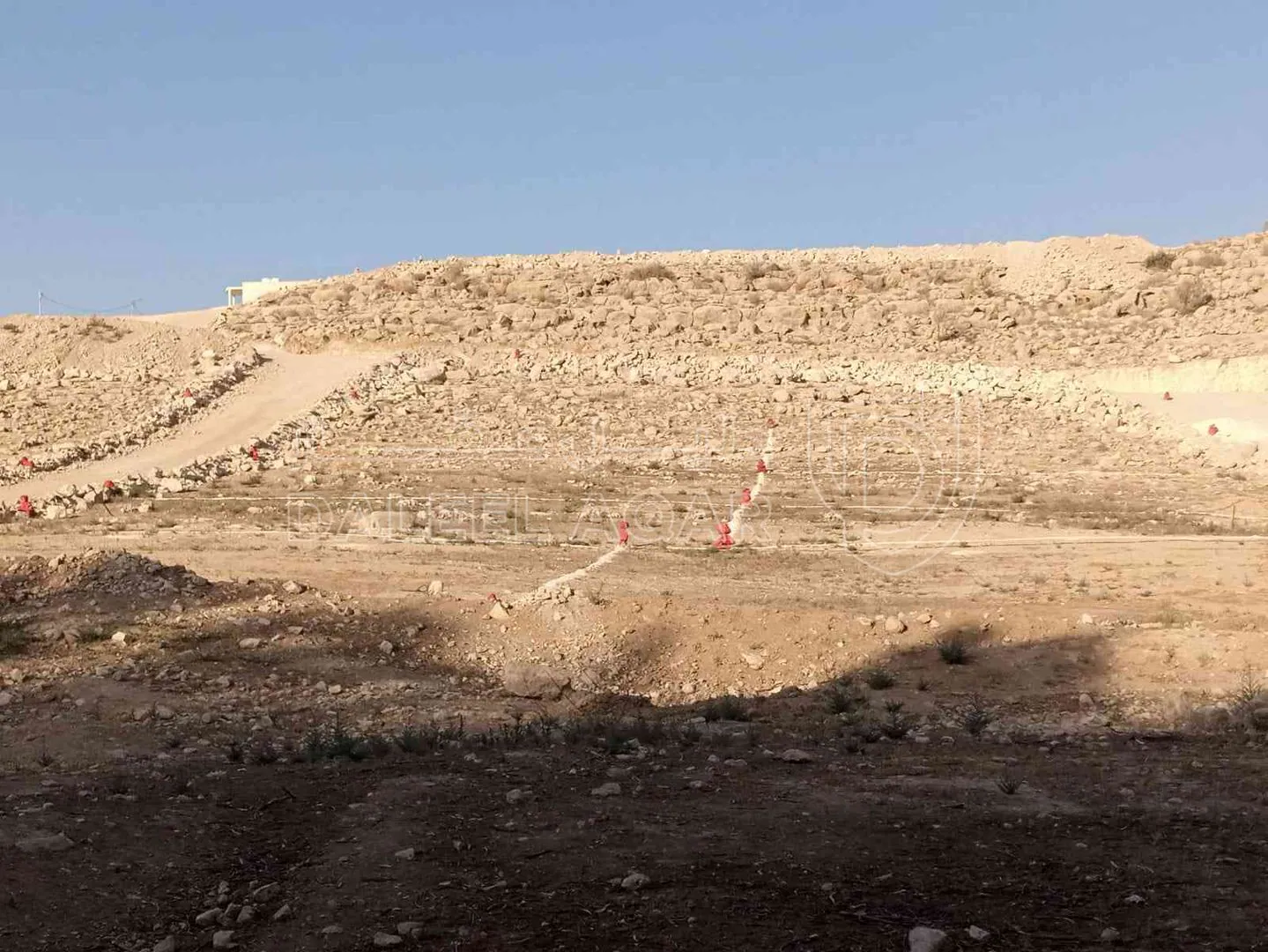 أرض في ارض للبيع شارع ال 100 مقابل كازيه شريم الجديدة وبلقرب من جمرك عمان الجديد وتتبع لشرق عمان خدمات امانه عمان الكبرى واصل كهرباء وبناء شوارع زفته لعند المشروع بلقرب من المدرسة - 15,000 دأ - صورة 1