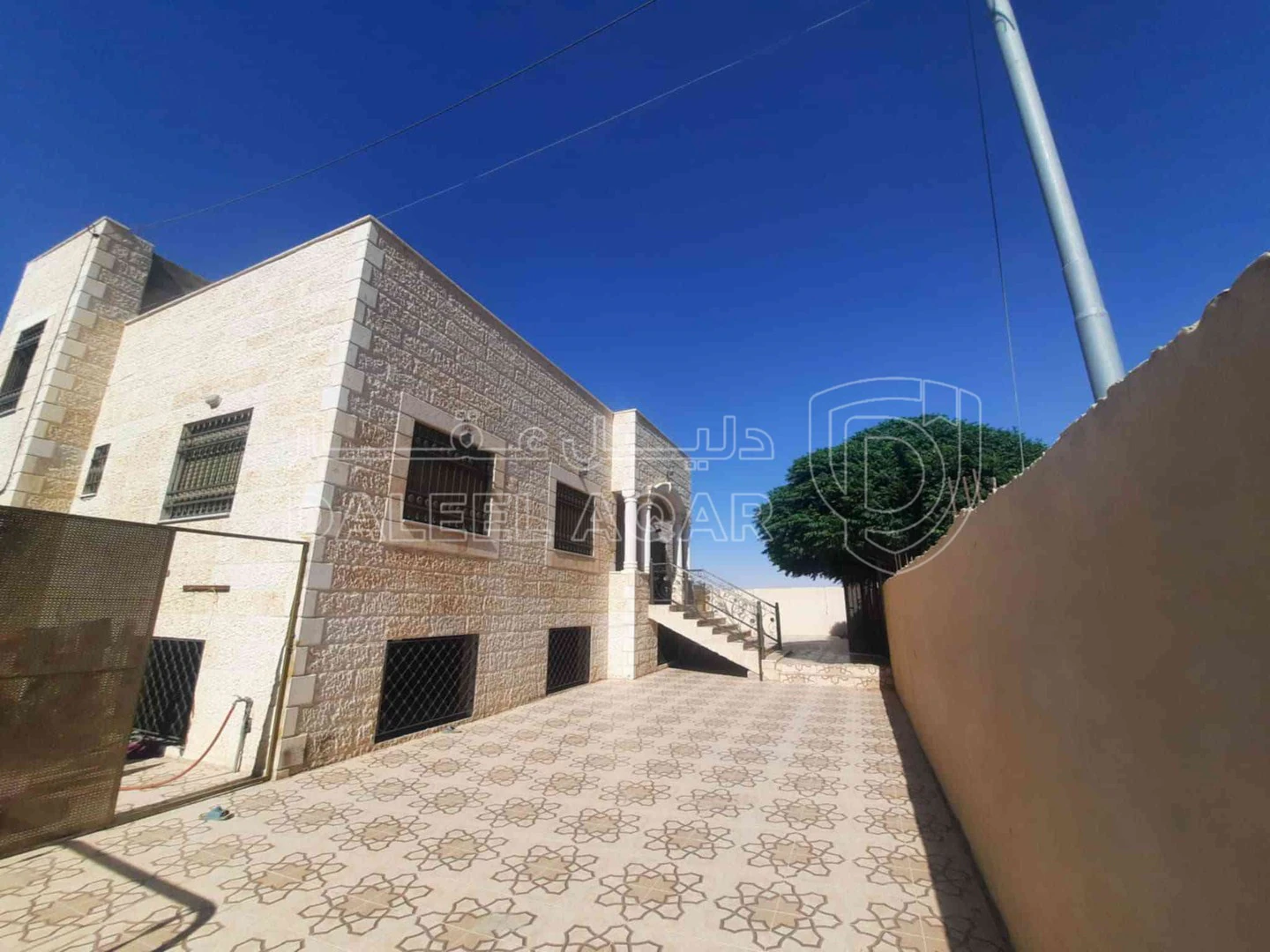 فيلا/منزل في مادبا الحي الشرقي بالقرب من شركة السجاد الألمانية - 100,000 دأ - صورة 1