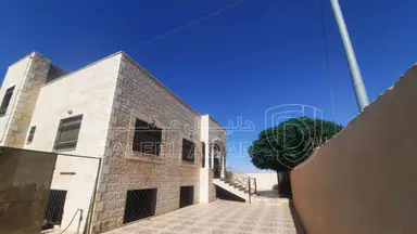 فيلا/منزل في مادبا الحي الشرقي بالقرب من شركة السجاد الألمانية  - 100,000 دأ - صورة NaN