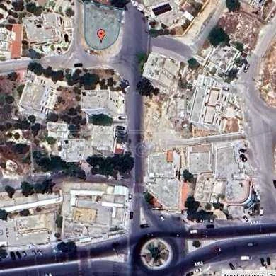 أرض في للبيع قطعة ارض قريبة من دوار الاسودعلى ثلاث شوارع - 160,000 دأ - صورة 1