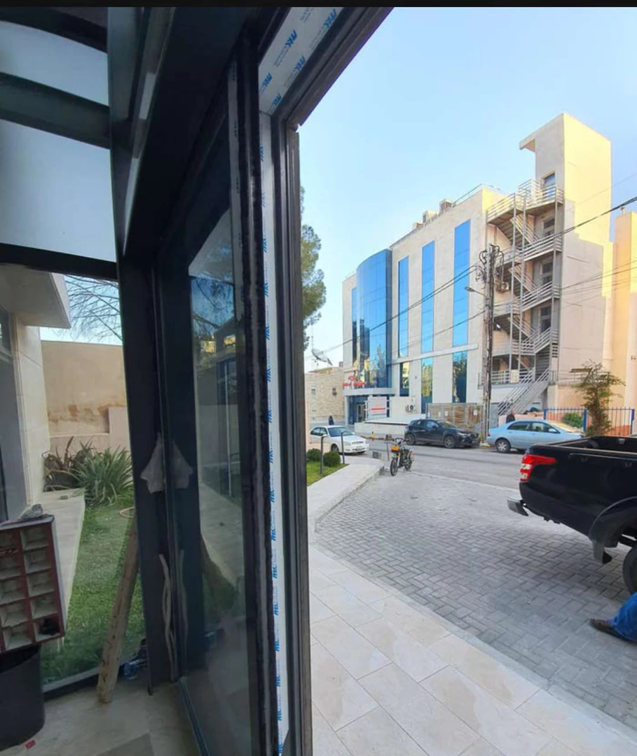 مكتب/تجاري في مقابل مستشفى الخالدي  - 250,000 دأ - صورة 1