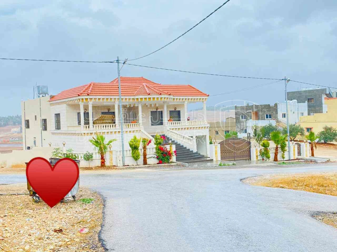 فيلا/منزل في   الدجنية طريق الزرقاء.. اربد بالقرب من محطة الكهرباء تبعد150م عن الشارع  - 95,000 دأ - صورة 1