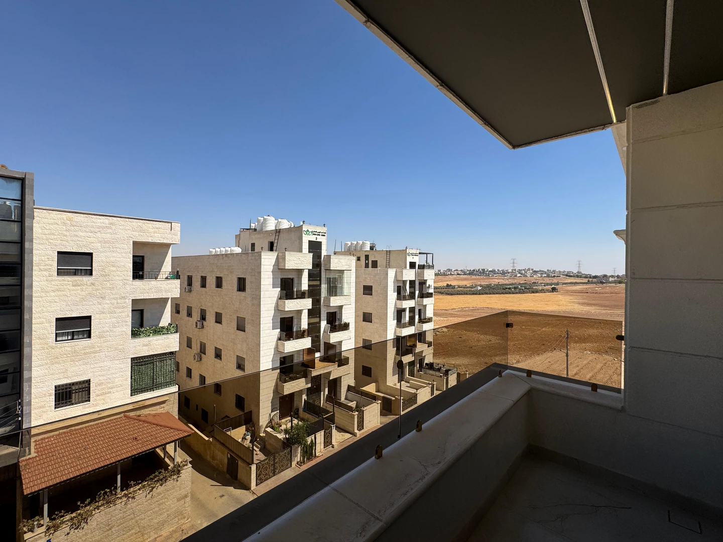 شقة في موقع مميز في منطقة قريبة من الأسواق وشارع المطار - 112,000 دأ - صورة 1