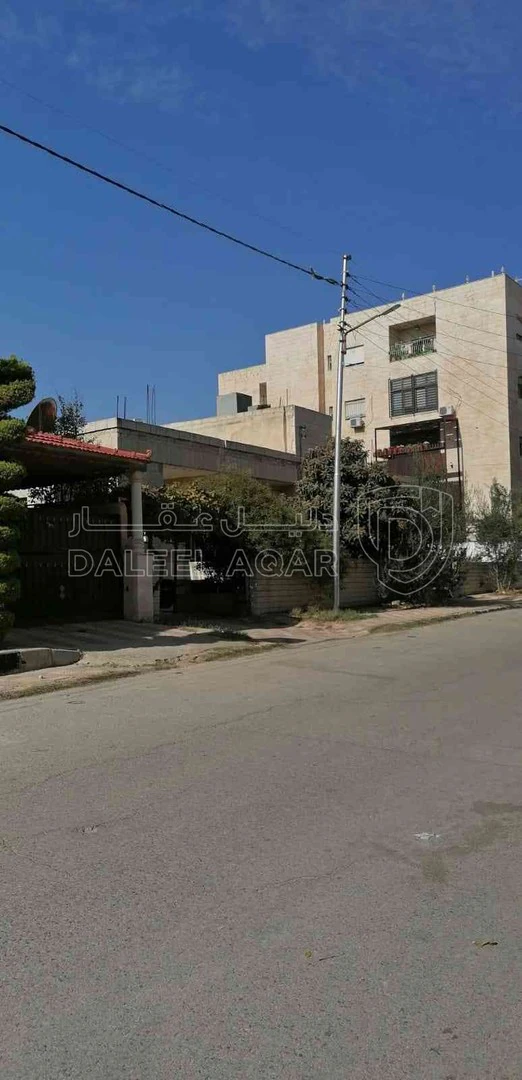 فيلا/منزل في عمان/البيادر/الجندويل/شارع الجيل/ بالقرب من مدرسة الفاروق  - 650,000 دأ - صورة 1