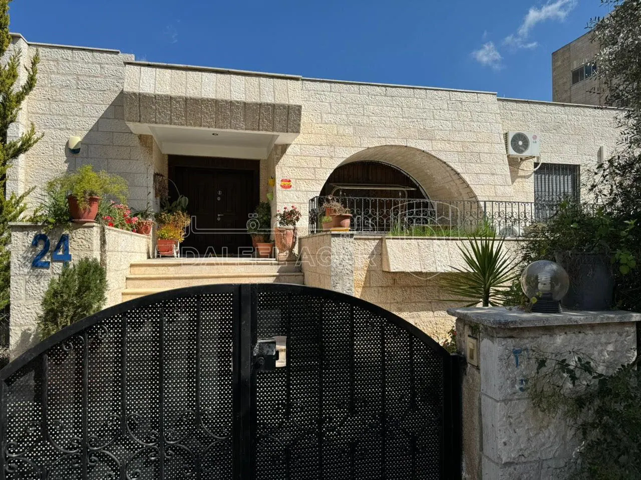 مبنى في اربد - قرب مجمع عمان الجديد وسوبر ماركت MK - 280,000 دأ - صورة 1