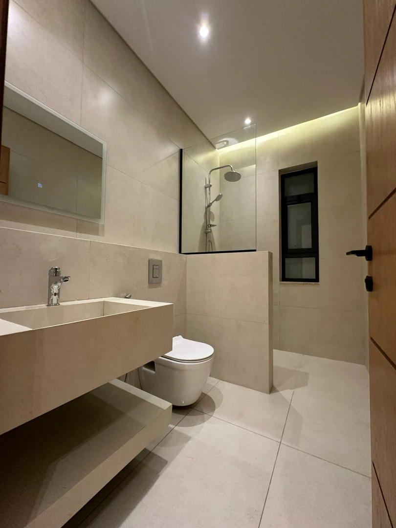 شقة في قرب اشارات حي الصحابه - 118,000 دأ - صورة 1