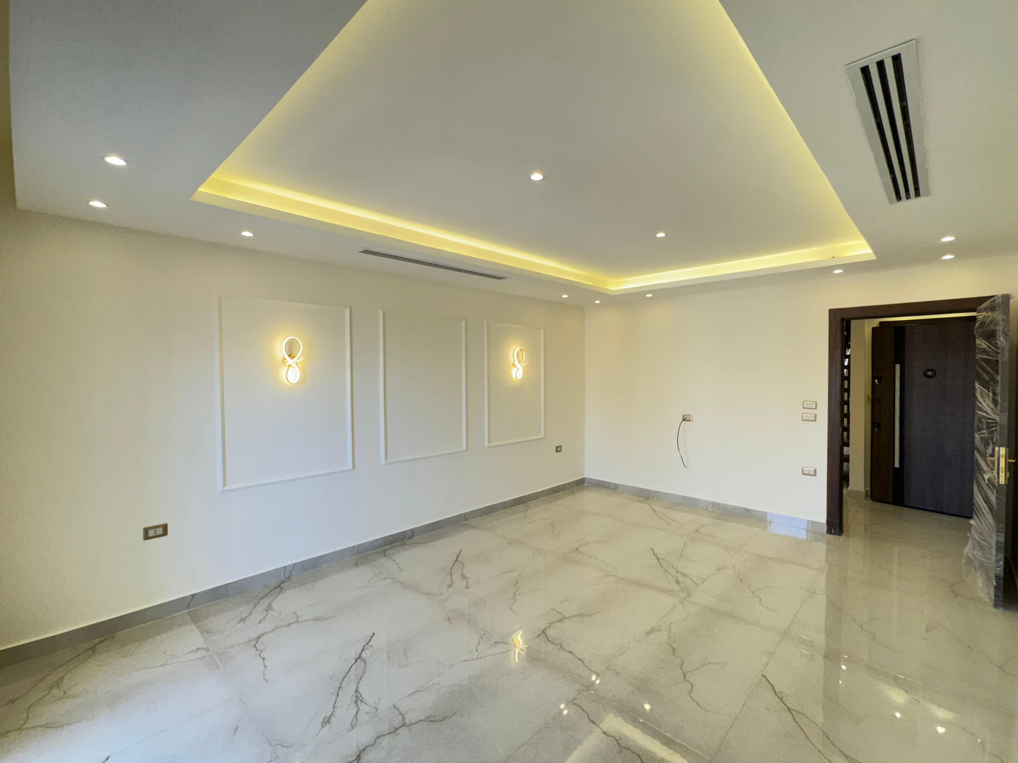 شقة في موقع مميز في منطقة قريبة من الأسواق وشارع المطار - 112,000 دأ - صورة 1