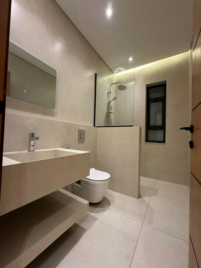 شقة في قرب اشارات حي الصحابه - 118,000 دأ - صورة 1