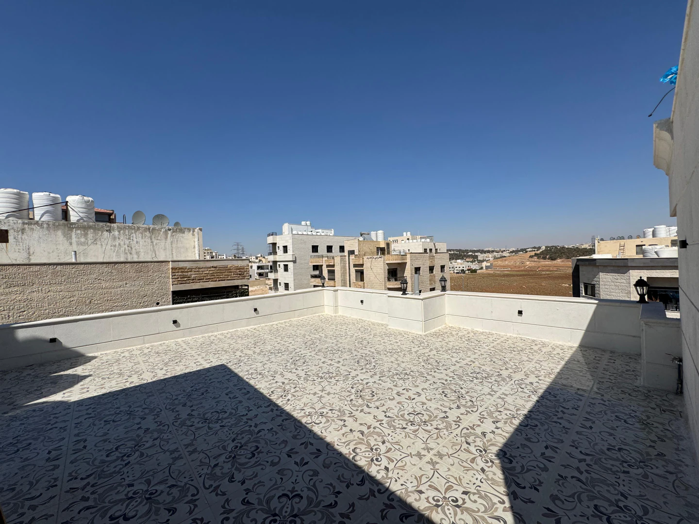 شقة في موقع مميز في منطقة قريبة من الأسواق وشارع المطار - 112,000 دأ - صورة 1