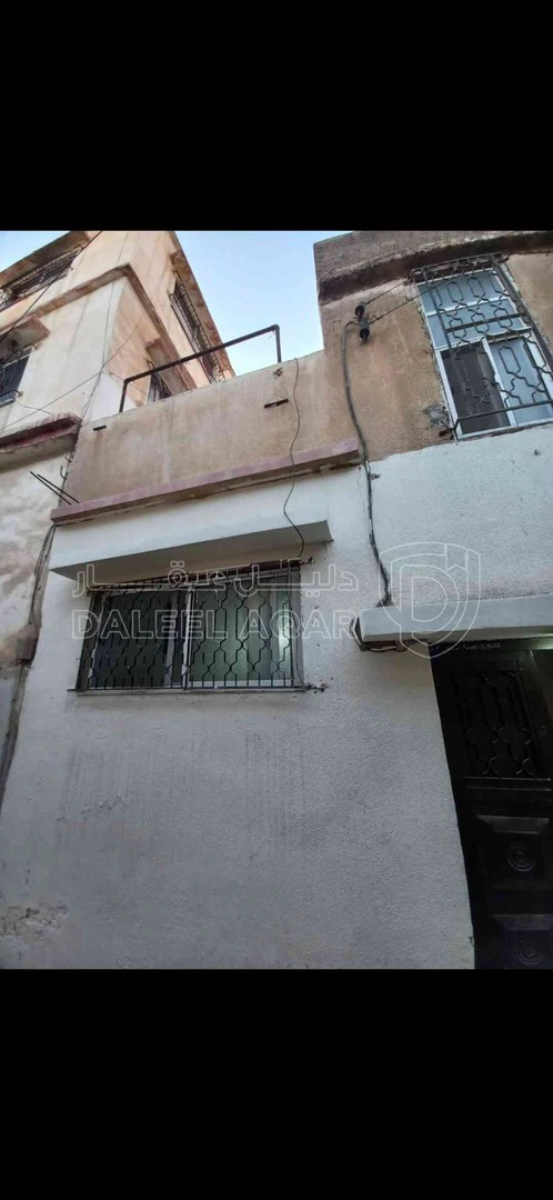 شقة في الزرقاء حي النزهه شارع الزهور  - 30,000 دأ - صورة 1