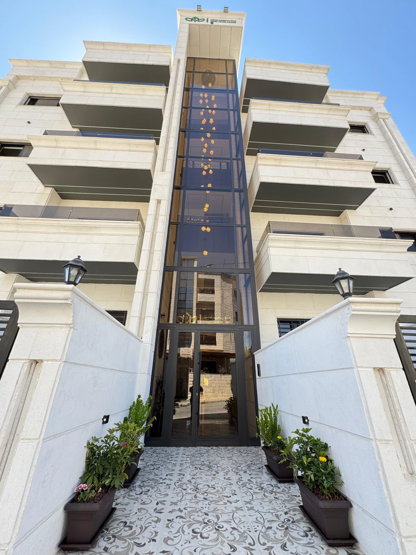 شقة في موقع مميز في منطقة قريبة من الأسواق وشارع المطار - 112,000 دأ - صورة 1