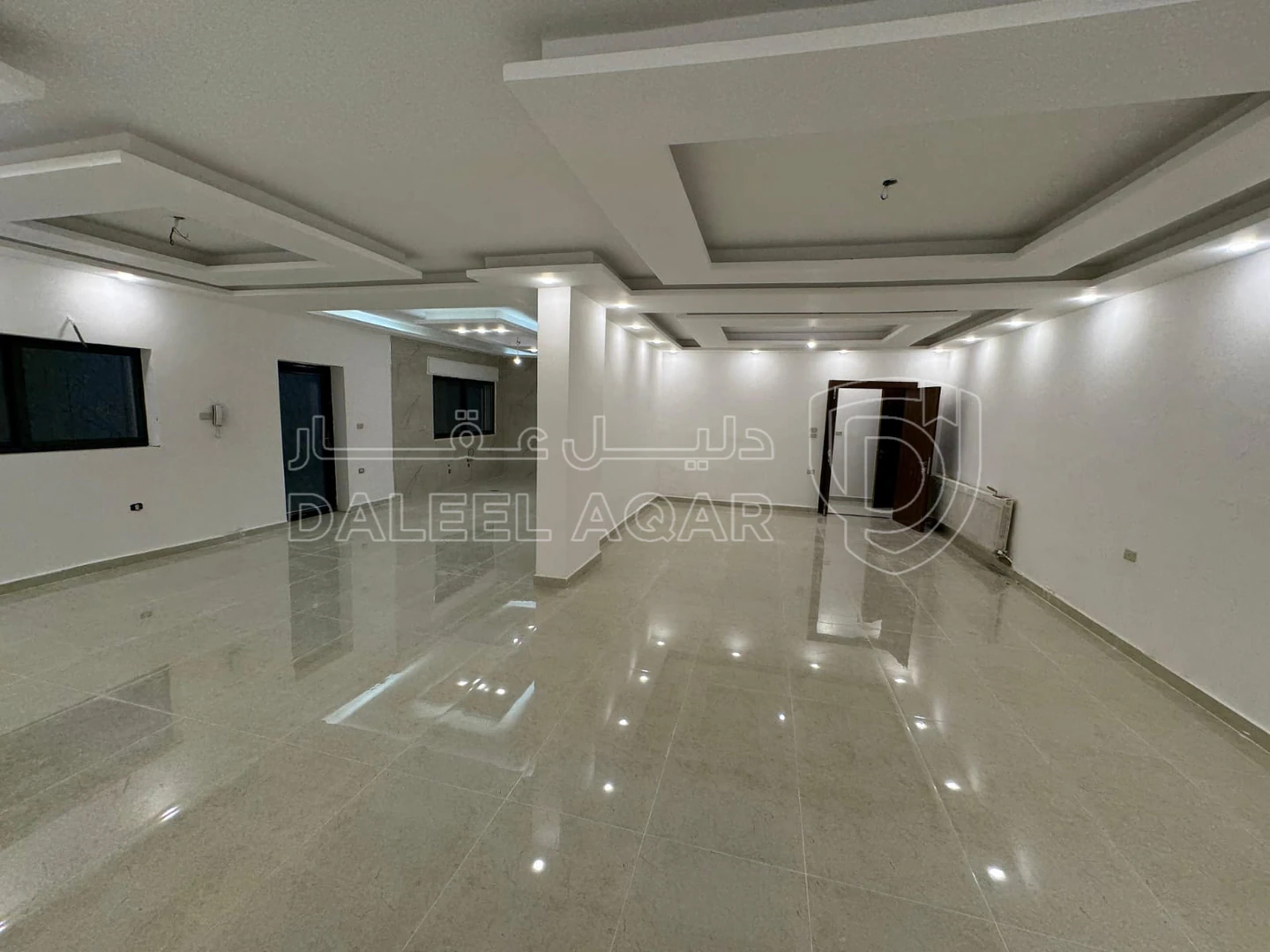 شقة في خلف الجامعة الاردنية  - 72,000 دأ - صورة 1