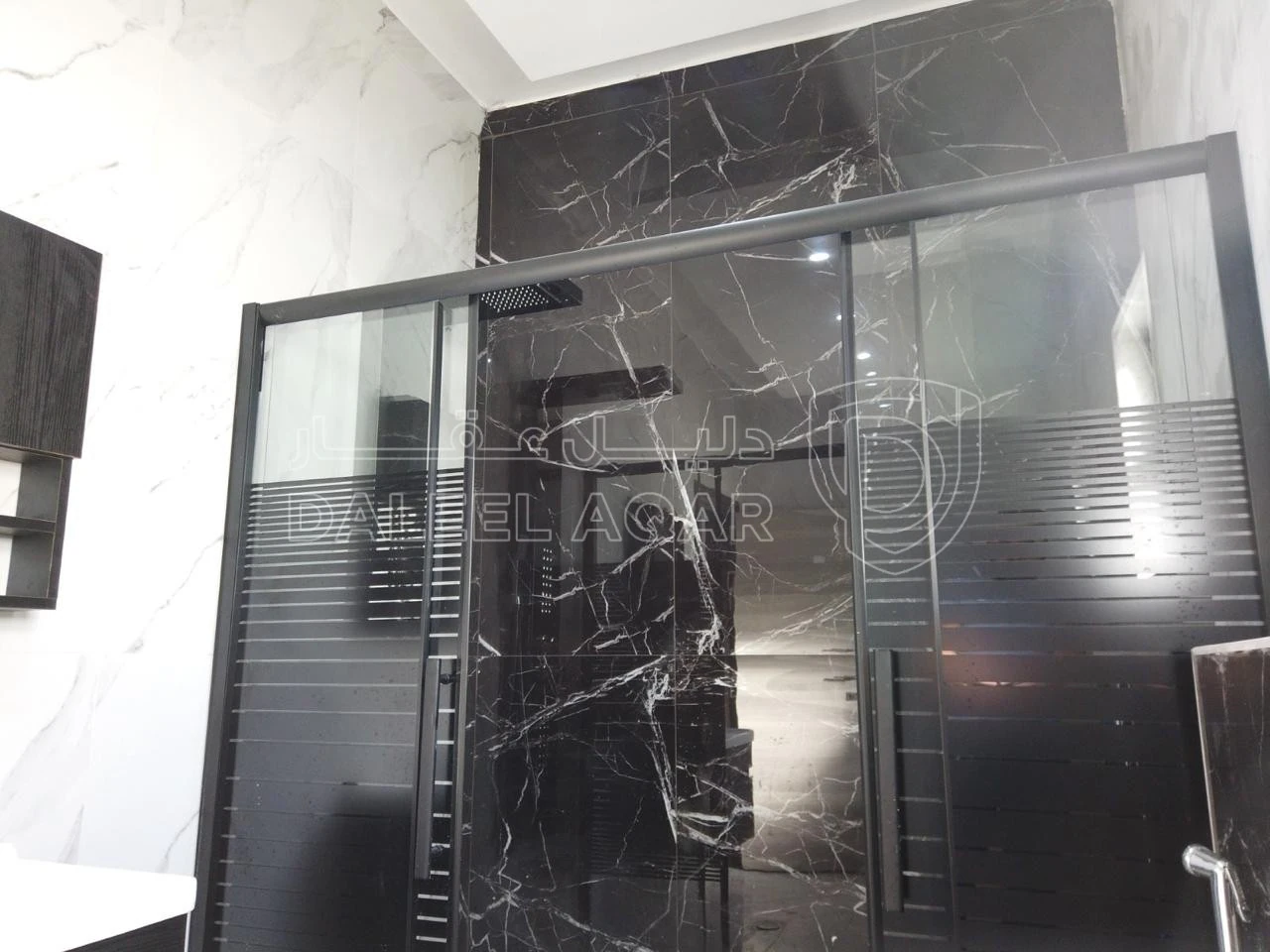 شقة في ‏ALHAKAM HOUSING كاش او أقساط من المالكمشروع مادبا حي الرشاد ((بالقرب من مسجد عيسى أبن مريم))( شقق طابقيه مساحة (174)📌لدينا فريق كامل مجهز في اي وقت للجولات الميدانية وتزويدكم في ادق التفاصيل للمشروع (المشروع جاهزة للتسليم) 🏘️🏘️🏙️ شركتنا مختصة باختيار المواقع الاستراتيجية وفي أرقى المناطق) ________🏘️ مواصفات الشقق بمواصفات ڤلل💯تشطيبات سوبر ديلوكس❇️ مساحة الشقه الاولى 174+220 مساحات خارجيه ❇️ مساحة الشقق (174)م وتتكون من : ✔️ 2 غرف نوم اطفال  ✔️ غرفة ماستر ✔️ 3حمامات ✔️ صالون مع بلكونه✔️ مطبخ مع بلكونه✔️ غرفة ضيوف مع بلكونه 📌مواصفـات الشقة :-🔹المنيوم مقطع خاص Spacer 16m زجاج Double Glaze عازل للحرارة والصوت .🔹اباجورات المنيوم كهرباء معزولة Foam .🔹 بورسلان إسباني نخب أول .🔹 أطقم حمامات معلقة Vetra .🔹 مغاسل كاونتر مع خزائن Laminate .🔹 بطاريات Roca إسباني .🔹 نظام Shower Jet مع قاطع سيكوريت واكسسوارات Stainless steel .🔹 أسقف جبسبمورد مع ديكورات مودرن مميزة لكامل الشقة .🔹انارة Spot light Linear light لكامل الشقة .🔹أبواب قشرة جوز دهان ايطالي .🔹باب رئيسي أمان متعدد الاقفال .🔹دهانات ديكورية للمداخل ودهانات Dulux لداخل الشقة .🔹انتركم  .🔹تمديدات انترنت لكل الغرف .🔹تأسيس كامل للمكيفات لكل الغرف ويشمل النحاس والكهرباء والتصريف .🔹نظام ستلايت مركزي📌مواصفات المشروع :-🔸واجهات وبروزات معمارية مميزة حجر رويشد نخب اول قياس 50 سم .🔸ديكورات للمداخل والادراج وواجهات المصاعد .🔸رخام ايطالي للمداخل والادراج والترسات .🔸مصعد ايطالي Stainless Steel .🔸عزل كامل مائي وحراري لجدران المبنى داخلي وخارجي .🔸موقف سيارة مستقل لكل شقة .🔸خزان ماء اضافي لكل شقة .🔸تشطيبات Super Deluxe .🔸اشراف هندسي كامل على كافة مراحل العمل من التأسيس وحتى التشطيب النهائي .✅ خدمة ضمان ما بعد البيع :-جميع الشقق منفذة باعلى المواصفات الفنية ومكفولة لمدة سنةكاملة 💯.للأستفسار :0777979428 - 75,000 دأ - صورة 1