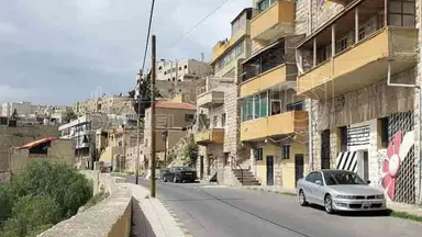 أرض في جبل عمان شارع خرفان مطلي على امانه عمان واسط البلد يوجد بها منسوب تحت الشارع واجهه الارض على الشارع 42 م تنظيم تجاري سكني ضمن سكن د - 150,000 دأ - صورة NaN