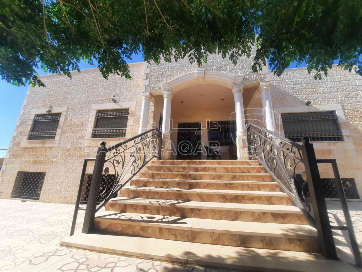 فيلا/منزل في مادبا الحي الشرقي بالقرب من شركة السجاد الألمانية - 100,000 دأ - صورة 1